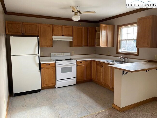 Foto del edificio - 413 Grandpas Farm Rd