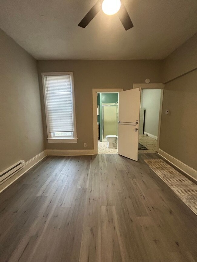 Building Photo - 654 W King St