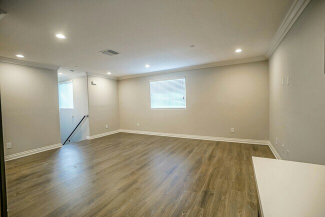 Foto del edificio - 1118-1118 1/2 W 39th Pl