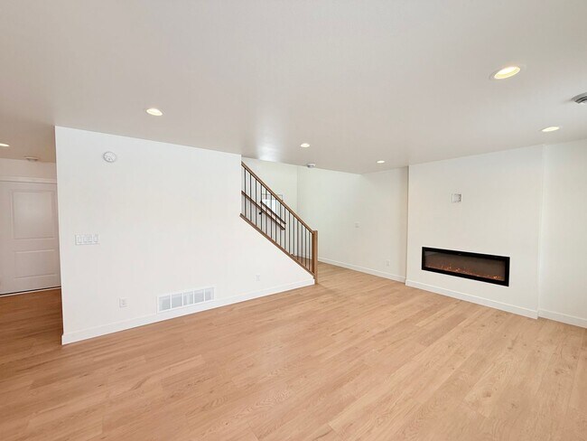 Building Photo - 2532-2537 37th Ave S