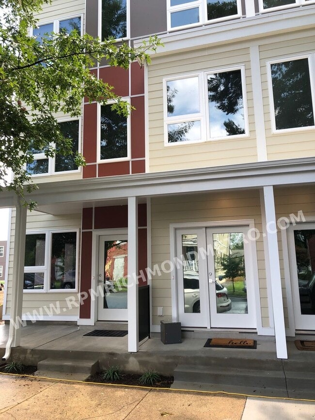 Building Photo - Stunning, Spacious 2 Bedroom First Floor U...