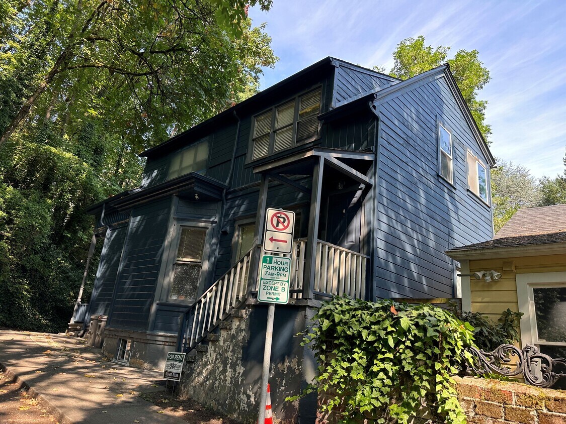 Foto principal - 1275 SW College St