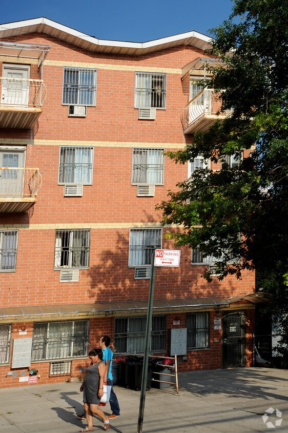 Building Photo - 32-17 Linden St