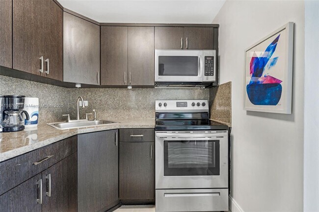 Foto del edificio - 7904 West Dr
