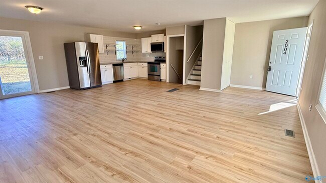 Building Photo - 2004 Chambers Dr NE