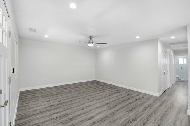 Building Photo - 6554 Kinlock Ave