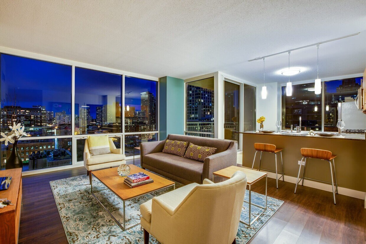 Living room - 316 W Erie St