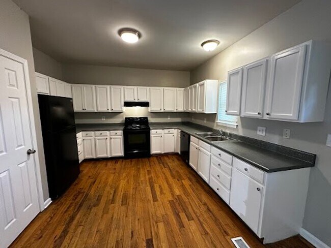 Foto del edificio - 5 Bed 3 bath in Atlanta!