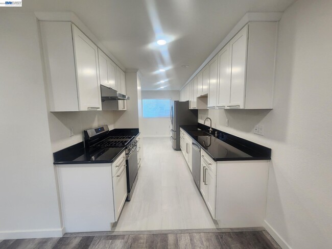 Building Photo - 749 Palomino Dr