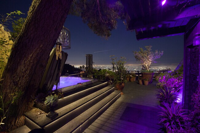 Foto del edificio - 2144 Sunset Plaza Dr