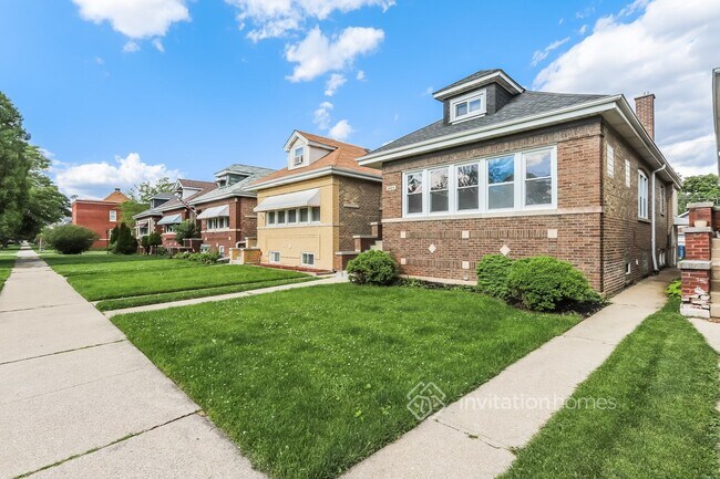 Building Photo - 2445 N Newland Ave