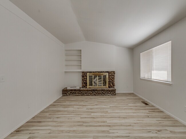 Foto del edificio - 1700 N Alexander Ln