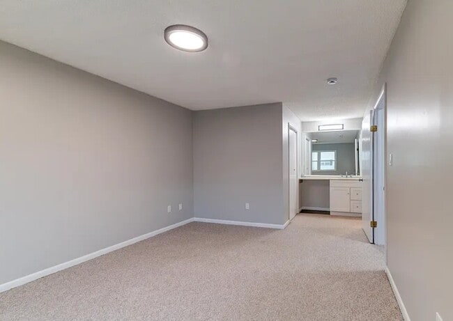 Master Bed - 504 Greenwich Dr