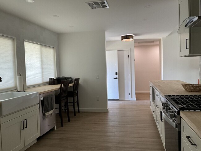 Foto del edificio - 2 bedroom 2 bath plus bonus room
