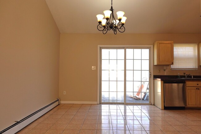 Building Photo - 4 Bedroom Spacious Hi-Ranch