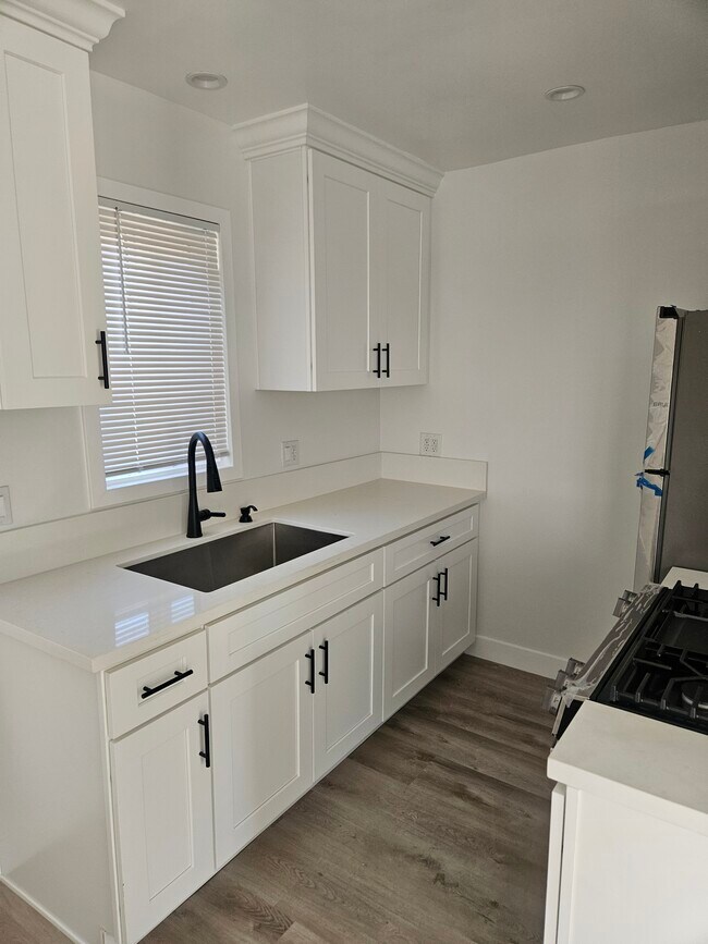 Foto del edificio - 3068 E 5th St