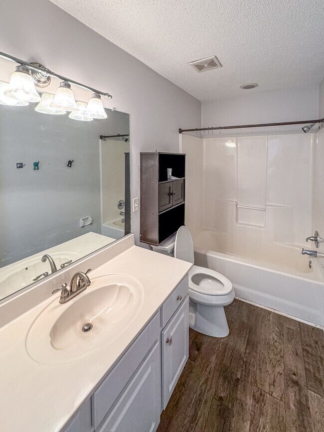Building Photo - Welcome to this beautiful home located in ...