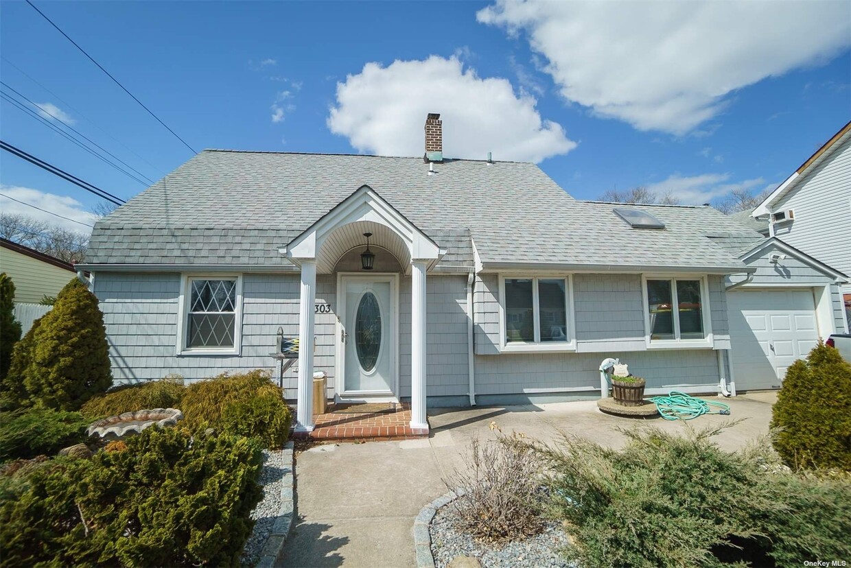 Primary Photo - 303 Lansdowne Ave