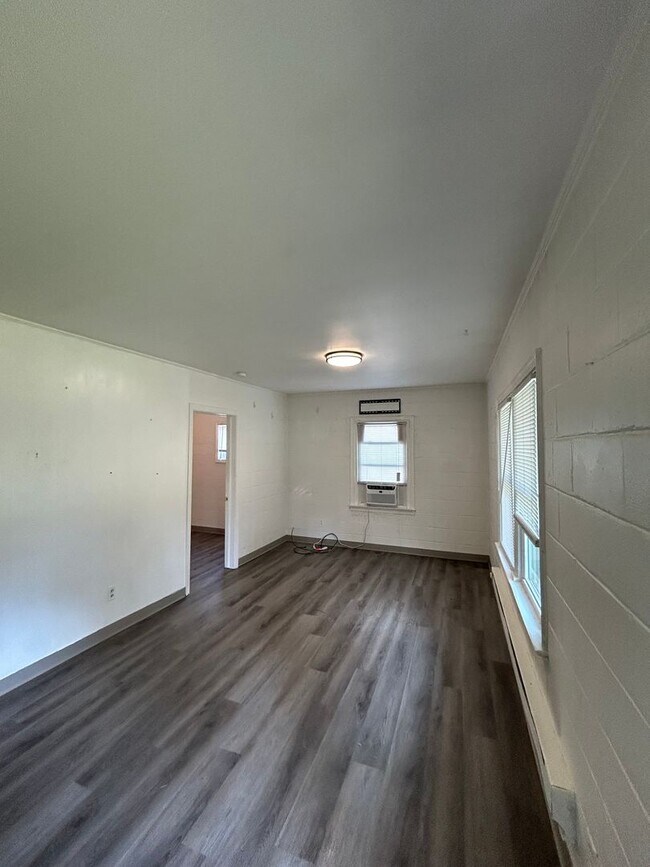 Building Photo - 2249 Wake Forest St