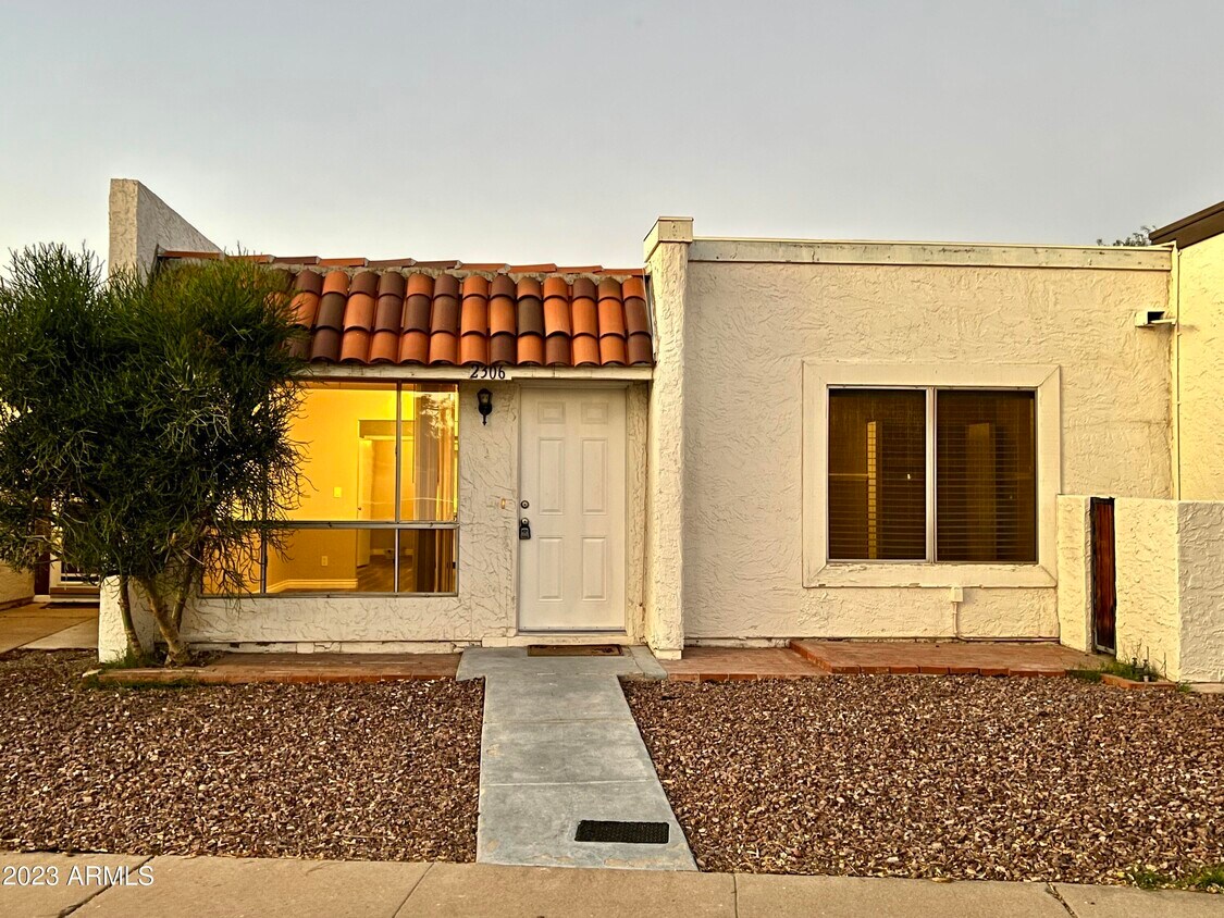 Foto principal - 2306 W Fremont Dr