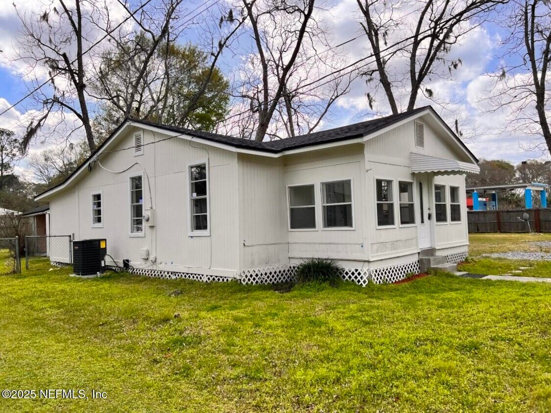 Foto principal - 670 Drew St W
