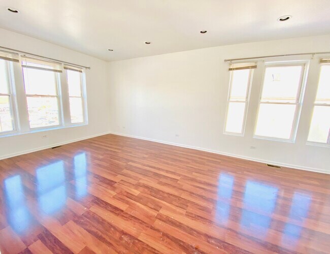 Foto del edificio - 2647 W 35th St