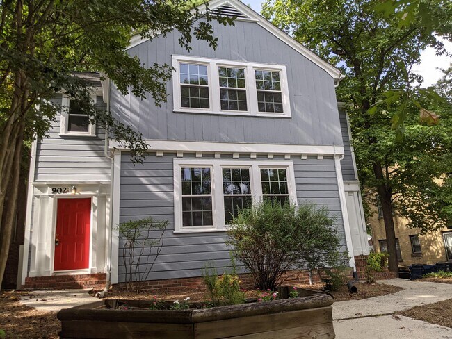 Building Photo - 902 Dacian Ave