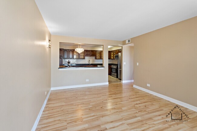 Foto del edificio - 6540 W Irving Park Rd