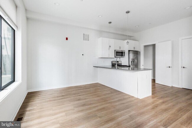 Building Photo - 381 Martin St