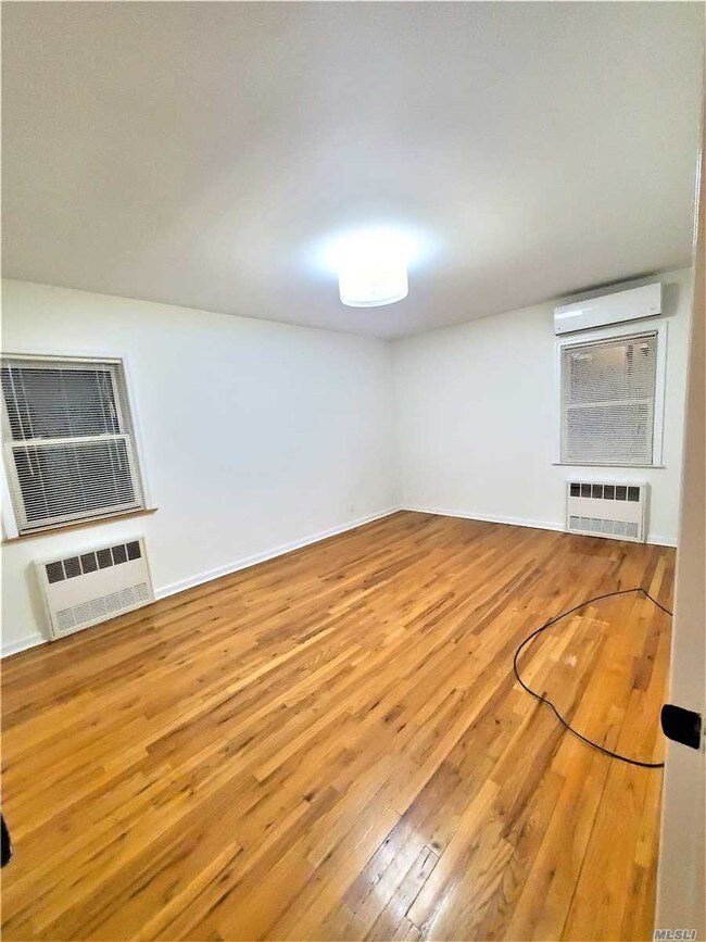 Foto del edificio - 216-07 43rd Ave