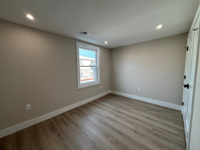 Building Photo - 136 Elm St