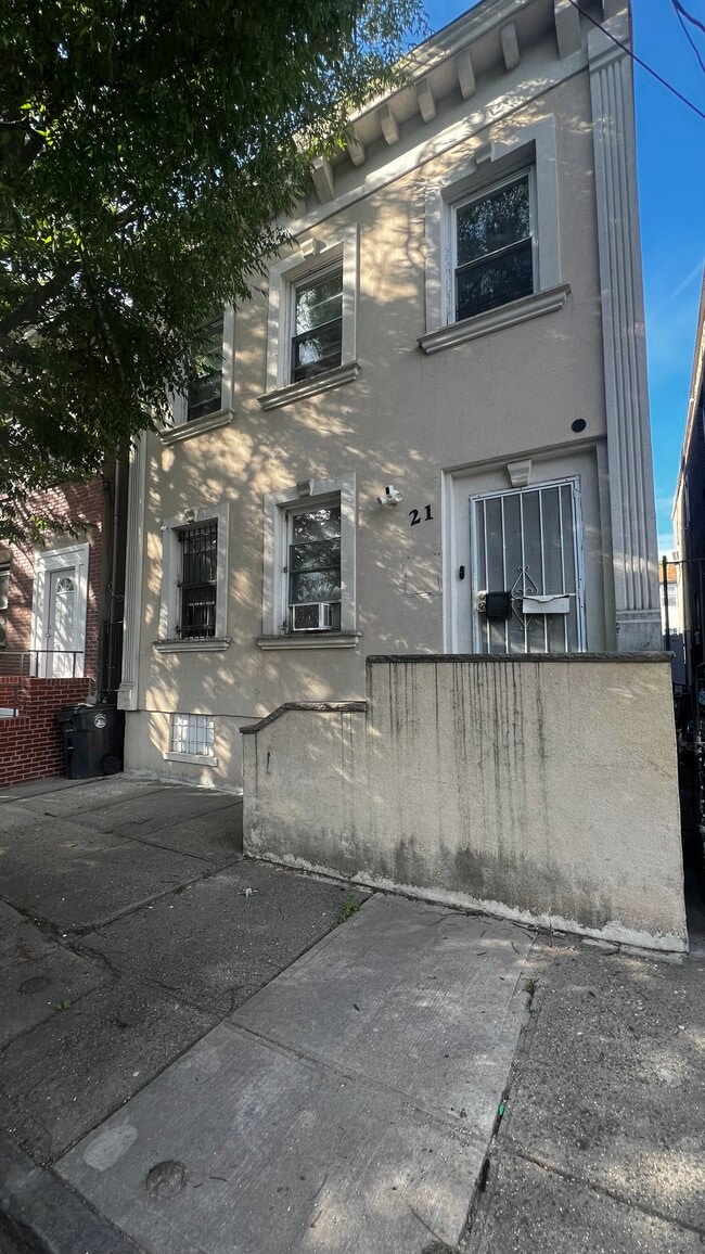 Building Photo - 21 Tillinghast St