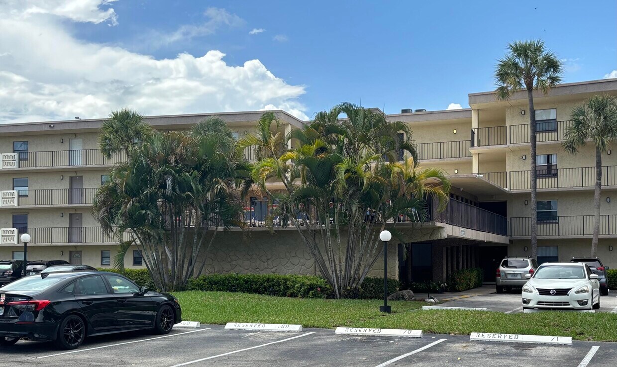 Foto principal - 9355 SW 8th St