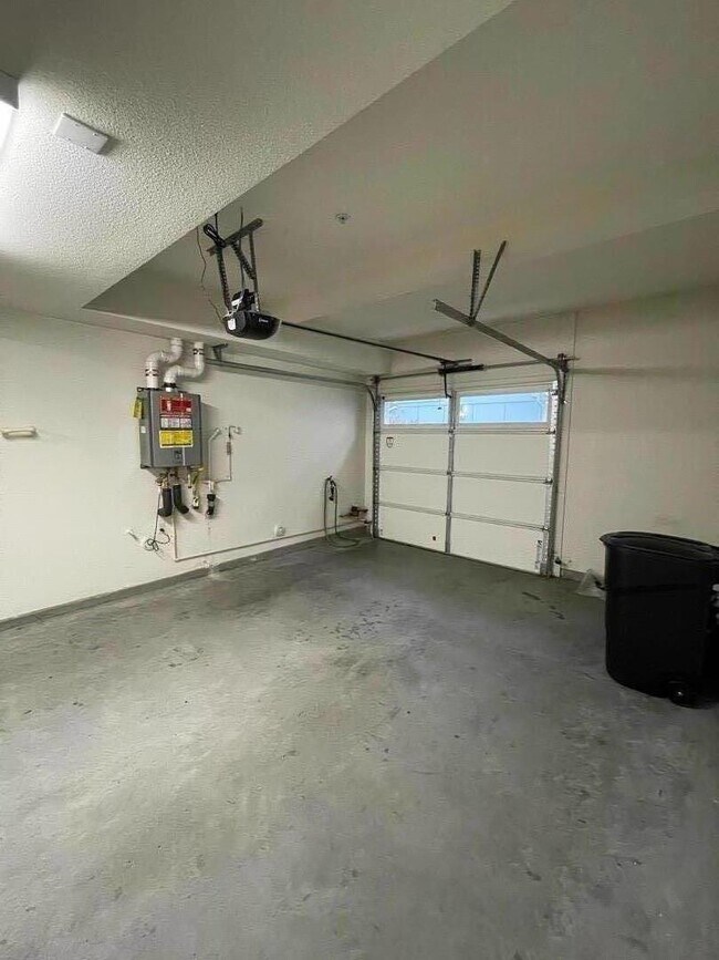 Building Photo - 1617 Centre Pointe Dr