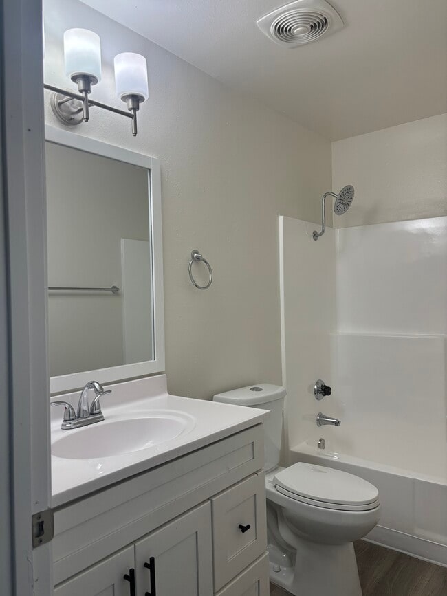 #017 Baño - Parc Mountain View Apartments
