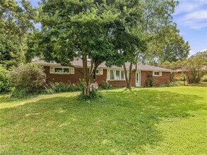 Building Photo - 1428 Laurel Dr