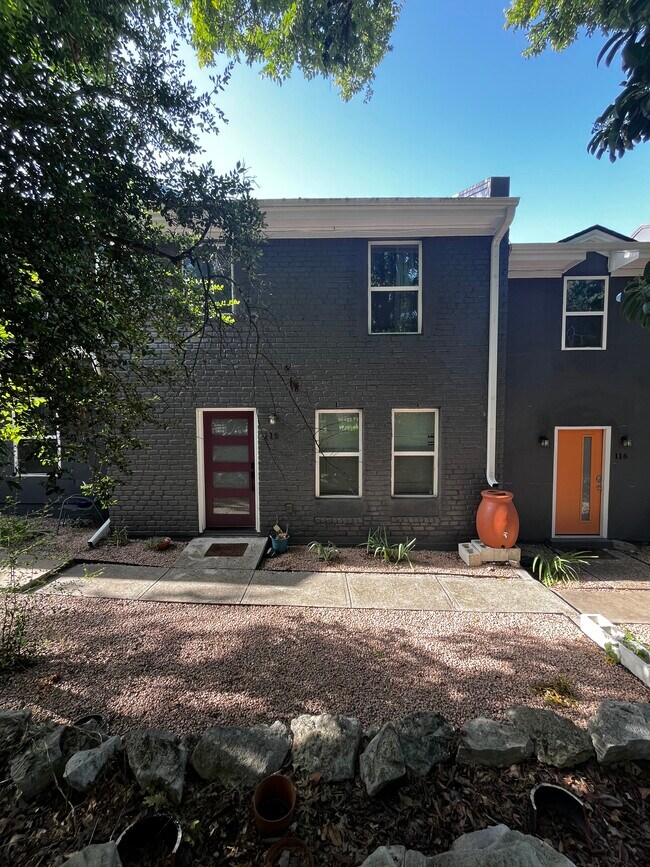 Foto del edificio - 6211 Manor Rd