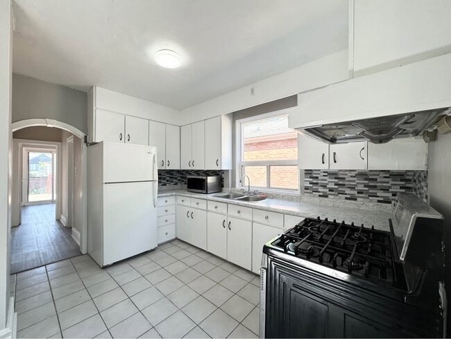 Building Photo - 3 Bed 1 Bath - House