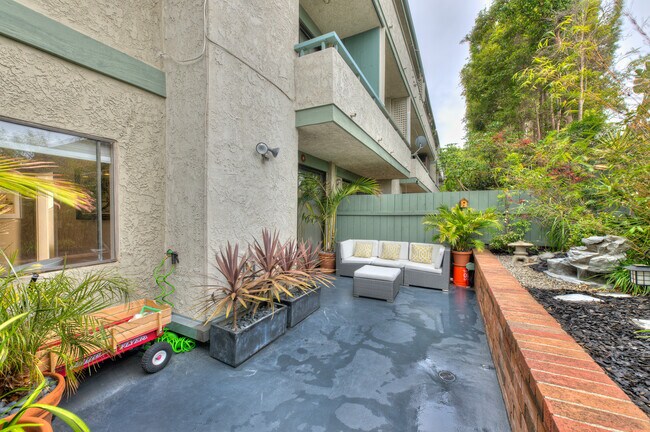 Building Photo - 2663 Centinela Ave
