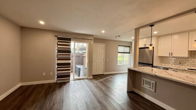 Foto del edificio - Stunning 2 bedroom, 1.5 bathrooms, 2 story townhouse for rent in Allure Condos in Serra Mesa!
