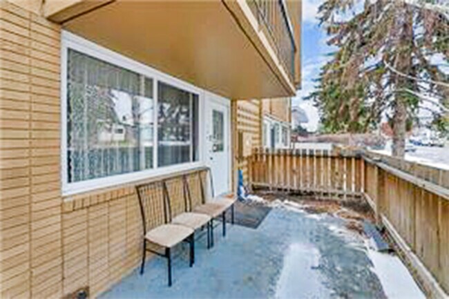 Building Photo - 607 69 Av SW