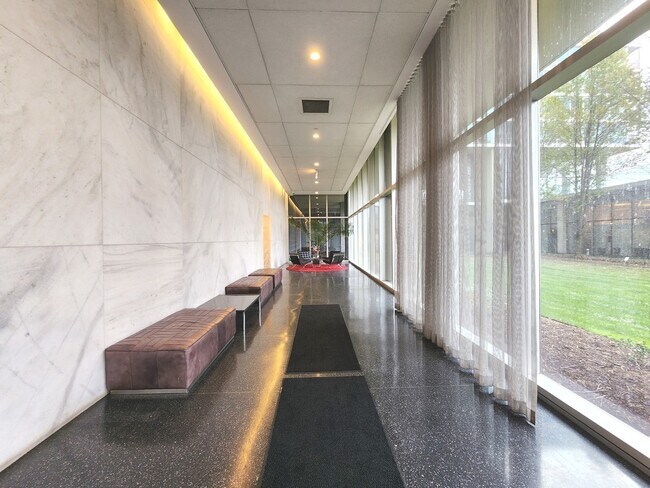 Foto del edificio - 9655 Woods Dr