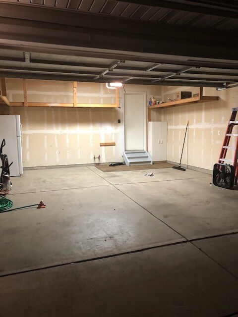 Building Photo - 899 Canary Ln