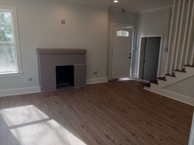 Foto del edificio - BEAUTIFUL  2 STORY-FULLY RENOVATED BRICK H...