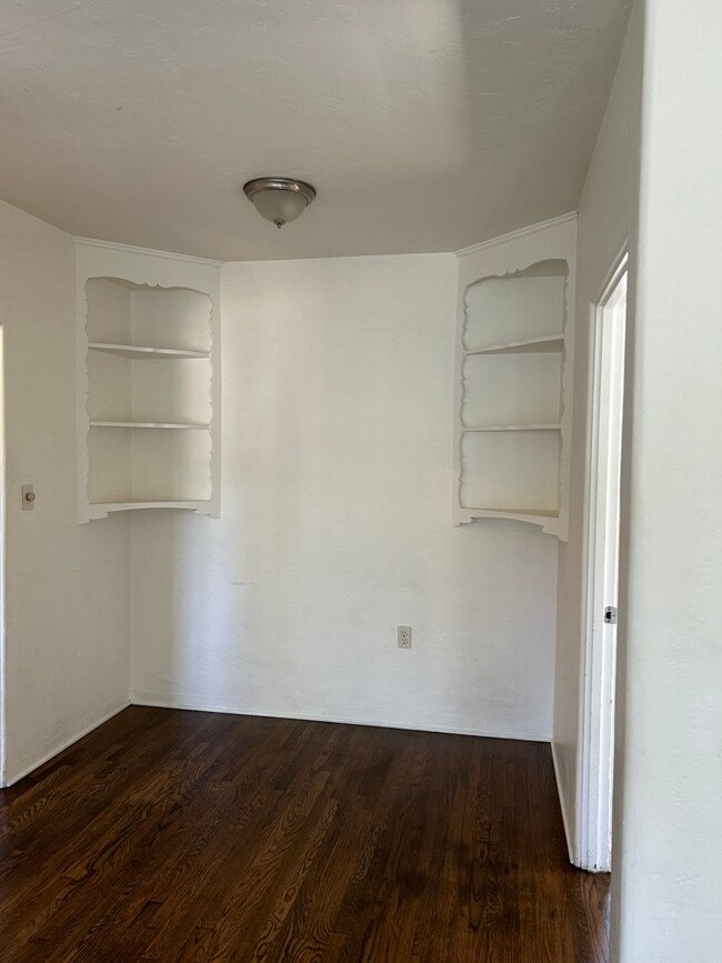 Building Photo - House 2bd/2ba +Bonus room+Gar+yard