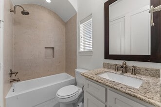 Building Photo - 2202 Lakeshore Edge Dr