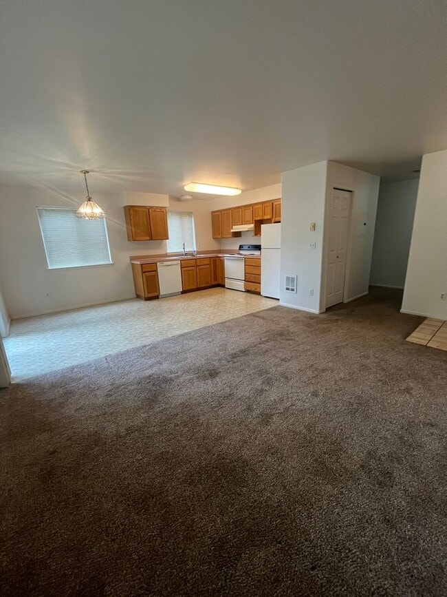 Building Photo - 2-Bedroom 1-Bathroom Apartment in 3 unit building