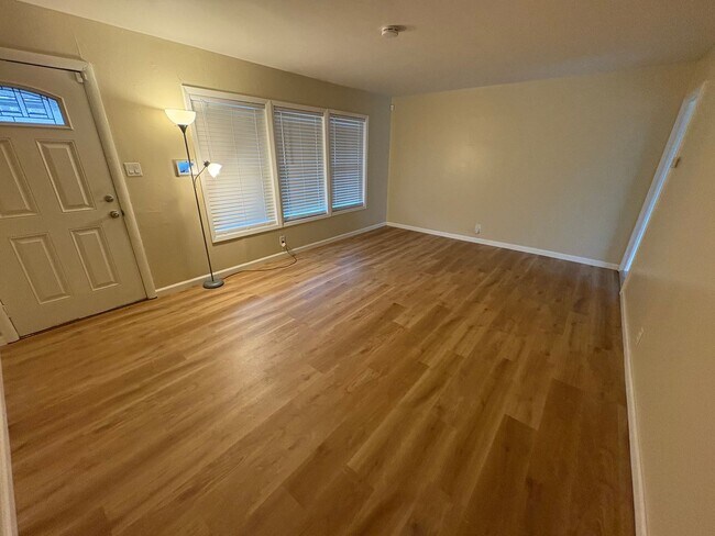 Building Photo - 213 Bay Dr