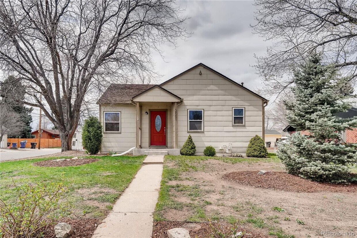 Primary Photo - 4 bed ranch next to DU