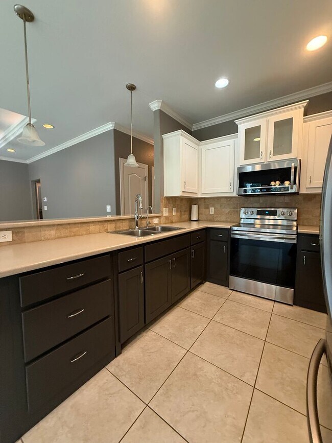 Foto del edificio - Beautiful 4 bedroom 2 bath home centrally located for added convenience